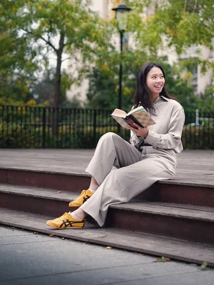 Photo d'illustration, mise en scène pour brochure, étudiante avec un livre