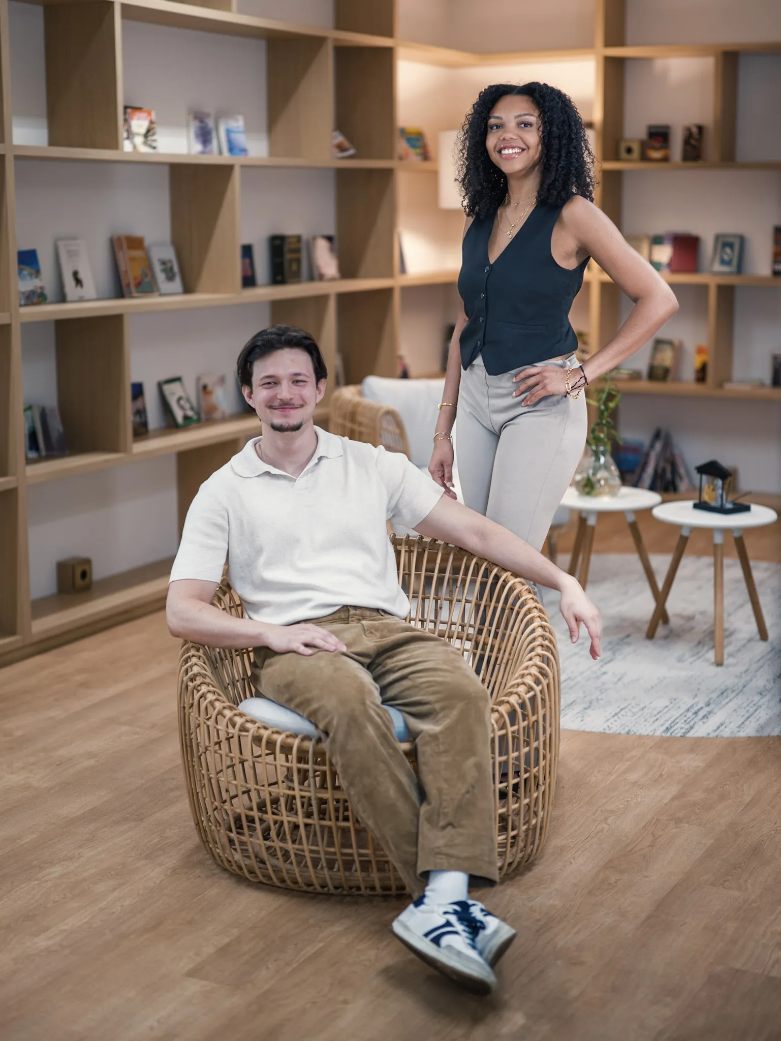 Duo d'étudiants photographiés en studio pour la campagne de l'ISC Paris
