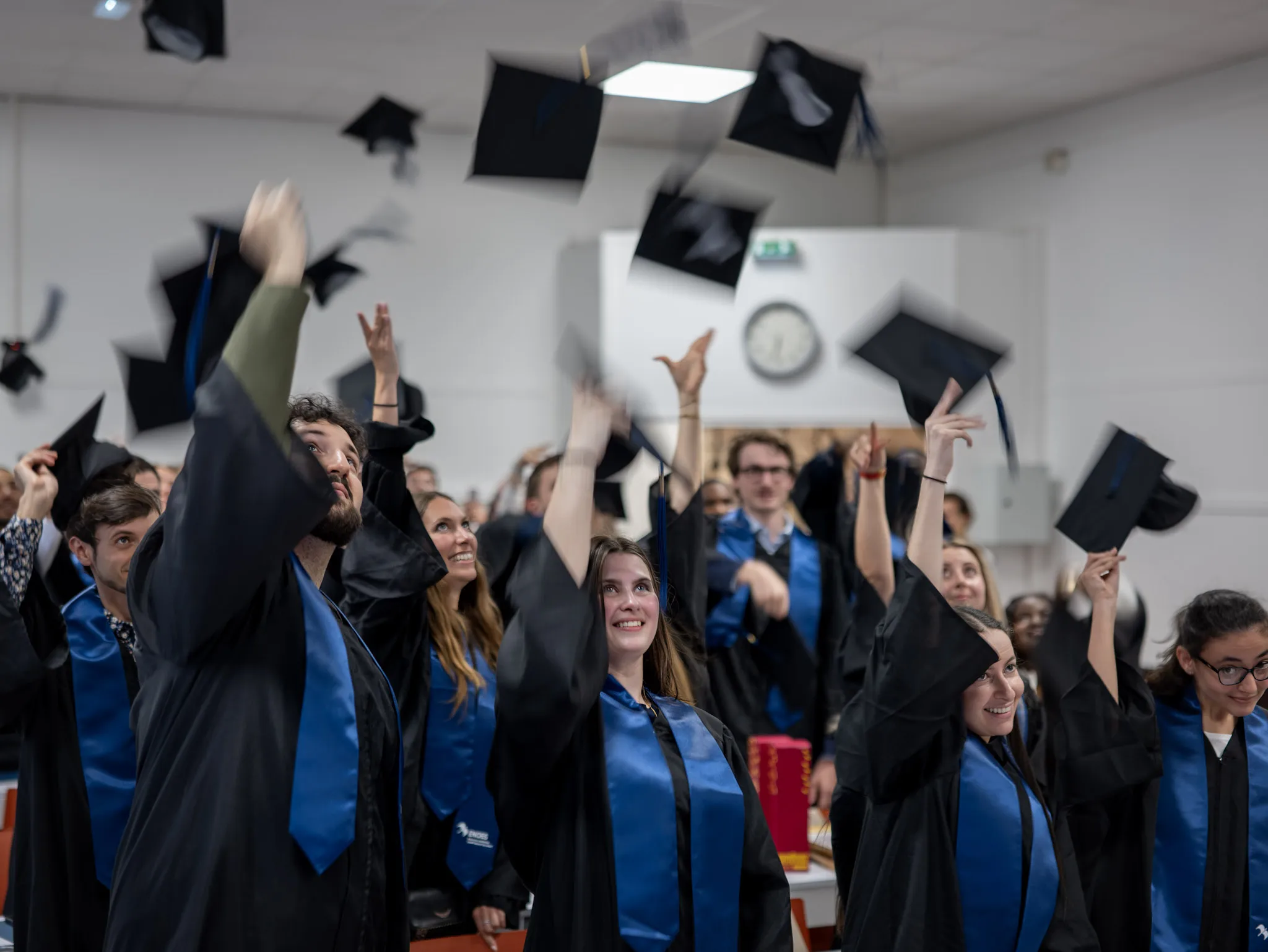 Lancer de toques lors de la remise des diplômes de l'ENOES