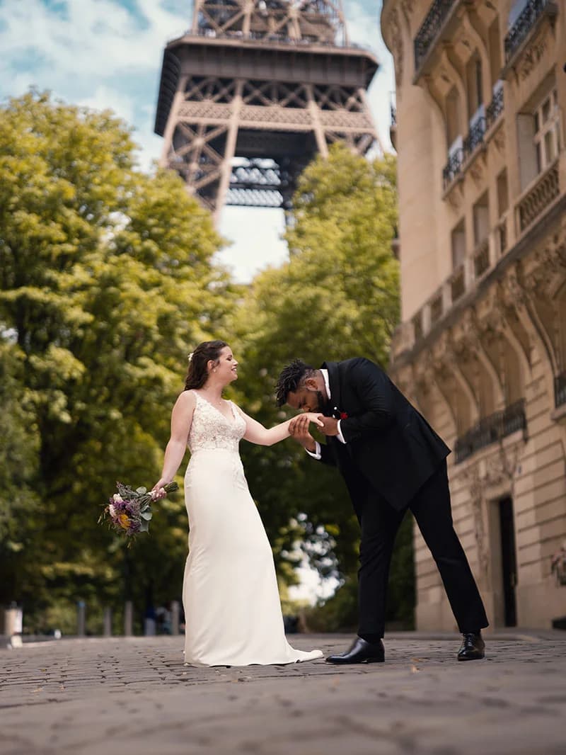 Photo de mariage devant la tour Eiffel, après retouche